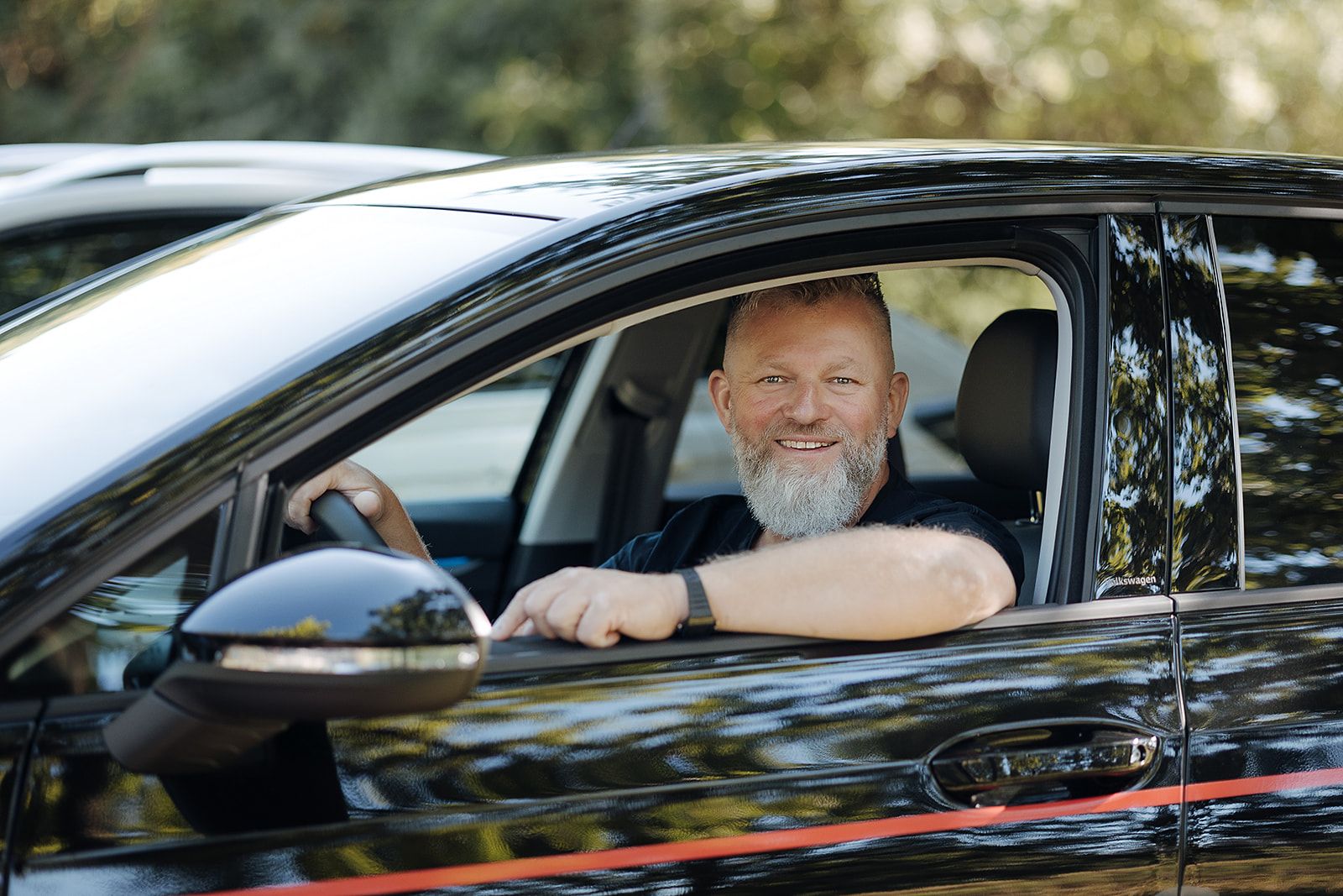 Fahrlehrer Andreas Böhmer am Steuer des Fahrschulfahrzeugs