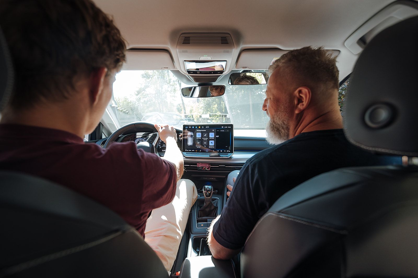 Fahrstunde im Cockpit mit Blick auf das Armaturenbrett