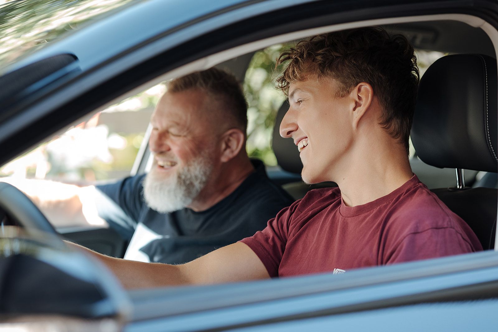 Fahrstunde: Fahrlehrer und Fahrschüler im Auto